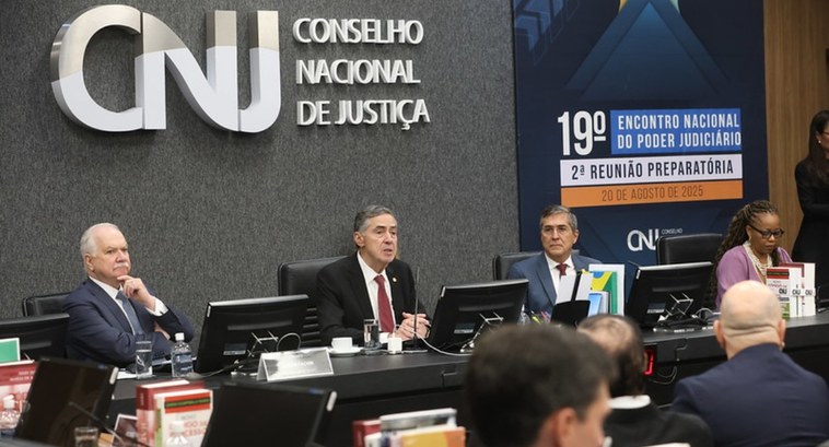 #PraTodosVerem: Na fotografia aparecem no destaque três homens e uma mulher, sentados em cadeira...