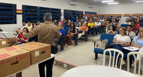 Foto 1: #PraTodosVerem: Na fotografia aparece um homem de costas, vestindo camisa caqui, falando...