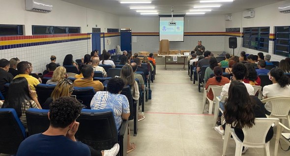 Foto 2: #PraTodosVerem: Na fotografia aparece a vista posterior de um auditório com várias pesso...