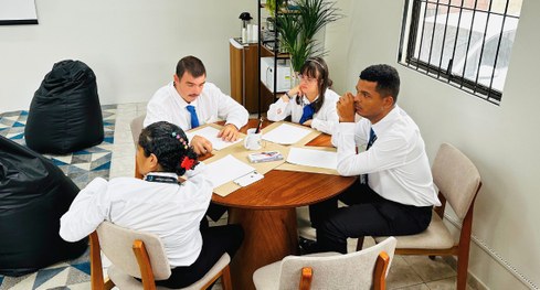 #PraTodosVerem: Na fotografia aparecem uma arte, resultado da oficina de pintura.