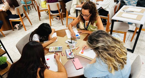 #PraTodosVerem: Na fotografia aparecem uma arte, resultado da oficina de pintura.