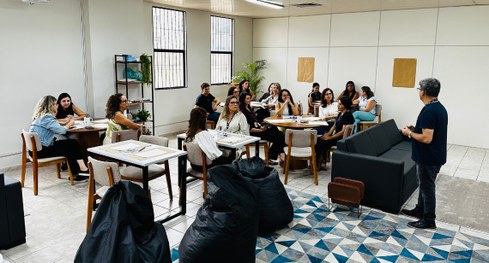 #PraTodosVerem: Na fotografia aparecem uma arte, resultado da oficina de pintura.