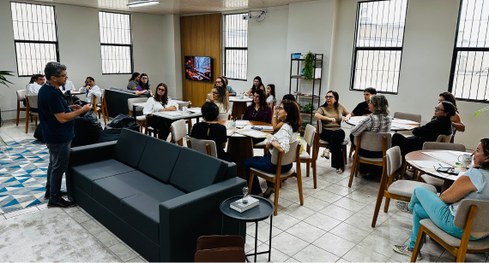 #PraTodosVerem: Na fotografia aparecem uma arte, resultado da oficina de pintura.