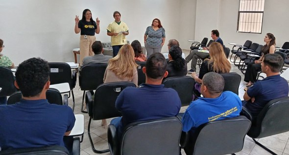 #PraTodosVerem: Na fotografia aparecem pessoas sentadas em cadeiras, assistindo a uma apresentaç...