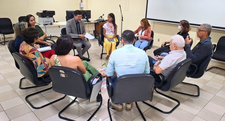 Servidores do TRE-PB vivenciam mais um círculo da justiça restaurativa #PraTodosVerem: Na fotografia aparecem onze pessoas sentadas em círculo e uma delas falando pras...