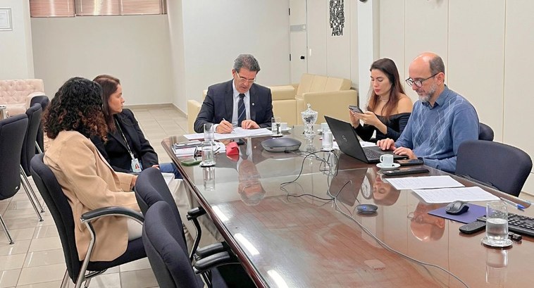 Sorteio define ordem de participação de servidores no ValoriZE-se #PraTodosVerem: Na fotografia aparecem dois homens e três mulheres sentadas em torno de uma mesa...