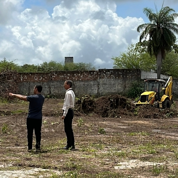 Sustentabilidade e economia: usina fotovoltaica entra em fase física_2 #PraTodosVerem: Na fotografia aparecem dois homens em um terreno amplo. Eles estão em pé sob um ...