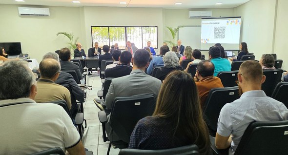 terceira_reuniao_orcamento_cg_2 #PraTodosVerem: Na fotografia interna 2 aparece os participantes da reunião sentados de costas t...