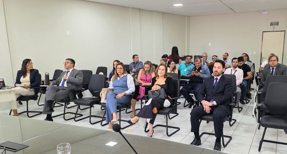 terceira_reuniao_orcamento_cg_3 #PraTodosVerem: Na fotografia interna 3 aparece os participantes da reunião.