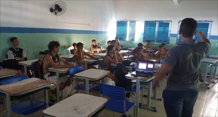 #PraCegoVer: imagem mostra sala de aula, com várias cadeiras e os jovens participantes do Projet...
