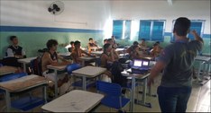 #PraCegoVer: imagem mostra sala de aula, com várias cadeiras e os jovens participantes do Projet...