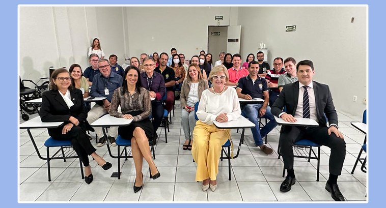 TRE-PB abrace a acessibilidade CG #ParaTodosVerem: Painel retangular com muitas pessoas sentadas e apenas um de pé