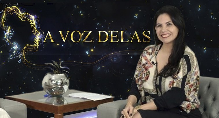 TRE-PB Acácia Suassuna no A Voz Delas #Paratodosverem: Painel retangular, à direita, uma mulher sentada numa poltrona; no centro, a ex...