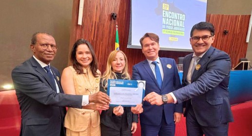 #PraTodosVerem: Na fotografia aparecem cinco pessoas segurando o certificado da transparência co...