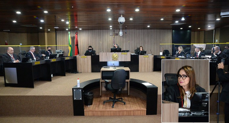 #PraCegoVer: Corte Eleitoral em sessão de julgamento, no destaque Alexandra Cordeiro.