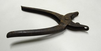 TRE-PB Alicate que lacrava urnas em 1950 Artefato histórico é incorporado ao acervo do Memorial