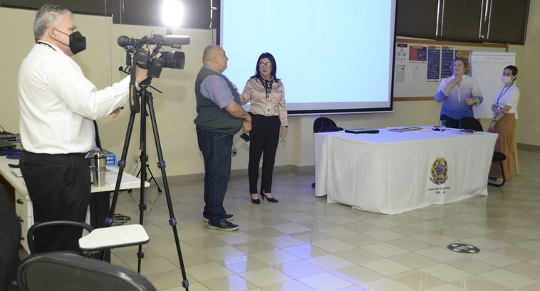 TRE-PB aplica primeiro Programa de Preparação para a Aposentadoria Compõem o quadro, cinco pessoas, sendo duas mulheres e três homens, todos estão em pé e meio que...