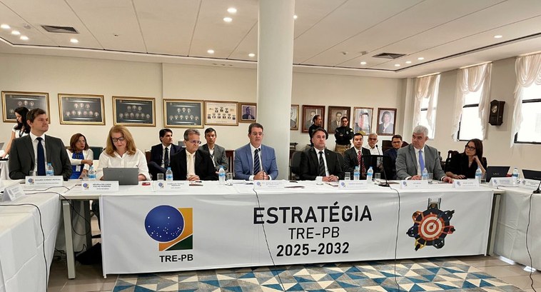 TRE-PB apresenta Mapa Estratégico e 20 projetos de gestão na primeira reunião da RAE #PraTodosVerem: Na fotografia homens e mulheres sentados em uma mesa, que tem o nome Estratégia,...