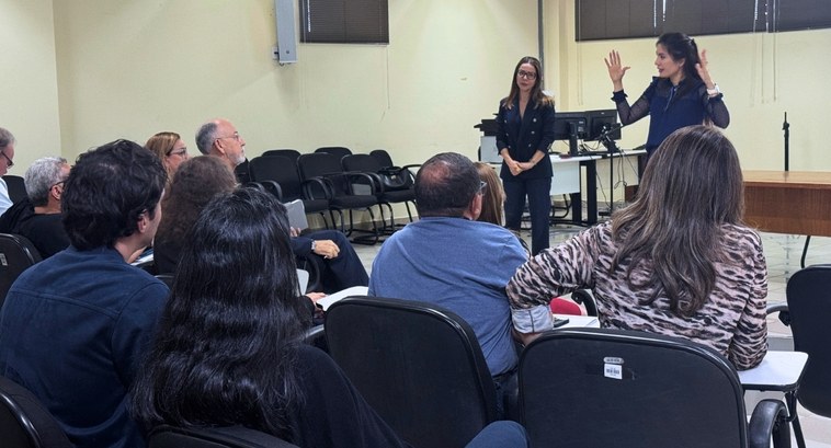 #PraTodosVerem: Na fotografia aparece o interior de uma sala onde duas mulheres fazem uma aprese...