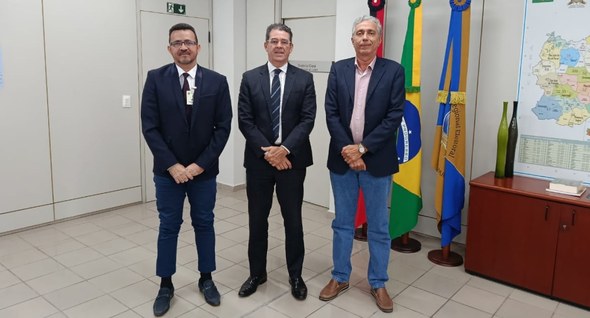 #PraTodosVerem: Na fotografia aparecem três homens, em pé, posando, na sala da Presidência do TR...