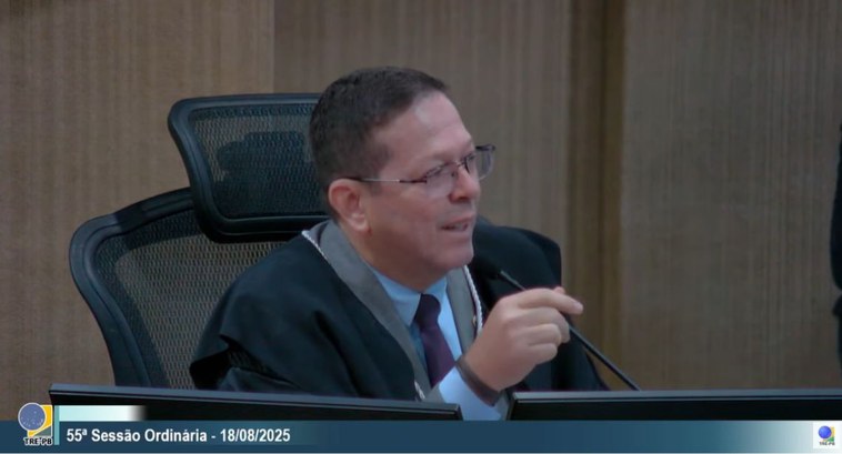 TRE-PB aprova voto de pesar durante sessão nesta segunda-feira (18) #PraTodosVerem: Na fotografia aparece um homem sentado à corte vestindo toga