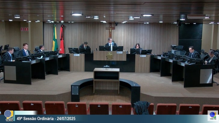 TRE-PB aprova voto de profundo pesar #PraTodosVerem: Na imagem aparece o plenário do TRE-PB durante a 49ª Sessão Ordinária. Os membro...