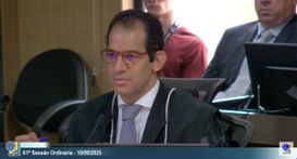 #ParaTodosVerem: Frame do vídeo da Sessão Ordinária do TRE-PB em que aparece um homem sentado à ...