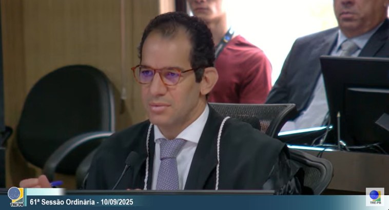 #ParaTodosVerem: Frame do vídeo da Sessão Ordinária do TRE-PB em que aparece um homem sentado à ...