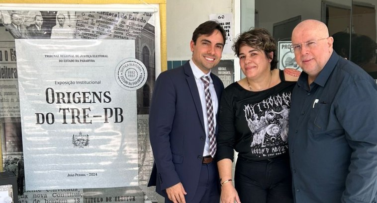 TRE-PB assina acordo de cooperação com Universidade Estadual da Paraíba #PraTodosVerem: Na fotografia aparecem dois homens e uma mulher ao centro, posando em pé, ao lad...