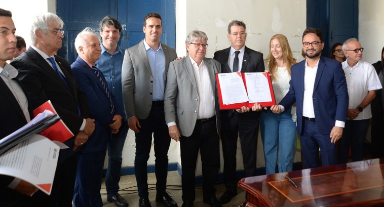 TRE-PB assina cessão do Casarão dos Azulejos para Museu da Justiça Eleitoral #PraTodosVerem: Na fotografia aparece um grupo de autoridades posando para a foto, com quatro de...