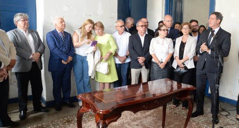 #PraTodosVerem: Na fotografia aparece a fachada de um prédio histórico de dois andares, com pare...