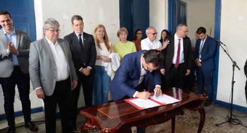 #PraTodosVerem: Na fotografia aparece a fachada de um prédio histórico de dois andares, com pare...