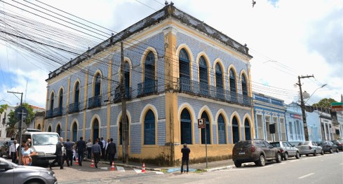 #PraTodosVerem: Na fotografia aparece a fachada de um prédio histórico de dois andares, com pare...