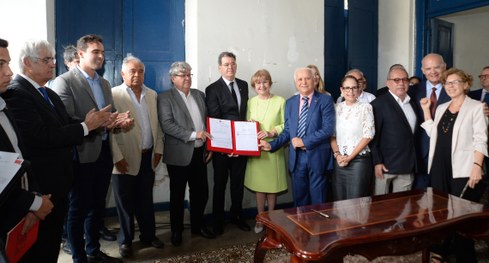 #PraTodosVerem: Na fotografia aparece a fachada de um prédio histórico de dois andares, com pare...