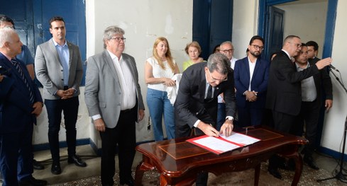 #PraTodosVerem: Na fotografia aparece a fachada de um prédio histórico de dois andares, com pare...