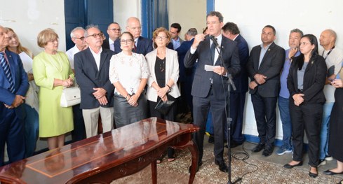 #PraTodosVerem: Na fotografia aparece a fachada de um prédio histórico de dois andares, com pare...
