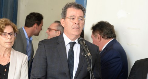 #PraTodosVerem: Na fotografia aparece a fachada de um prédio histórico de dois andares, com pare...