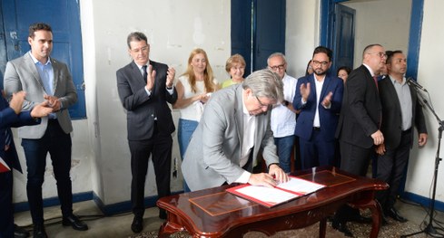 #PraTodosVerem: Na fotografia aparece a fachada de um prédio histórico de dois andares, com pare...