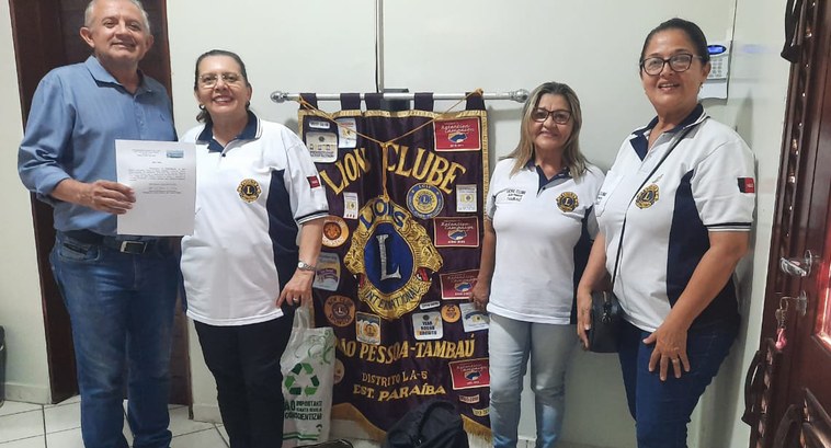 TRE-PB ASSTRE-PB Painel retangular com quatro pessoas,três mulheres e um homem, posando para foto.