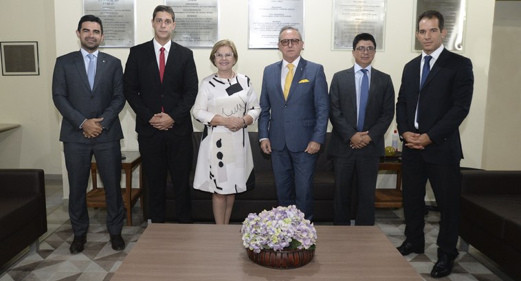 #ParaTodosVerem: Painel retangular com seis pessoas de pé, posando para fotografia, uma delas é ...