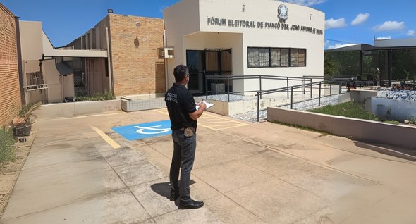 TRE-PB avança com o projeto “Zona Eleitoral Segura” #PraTodosVerem: Na fotografia aparece a fachada de um prédio, que tem um letreiro na parte super...