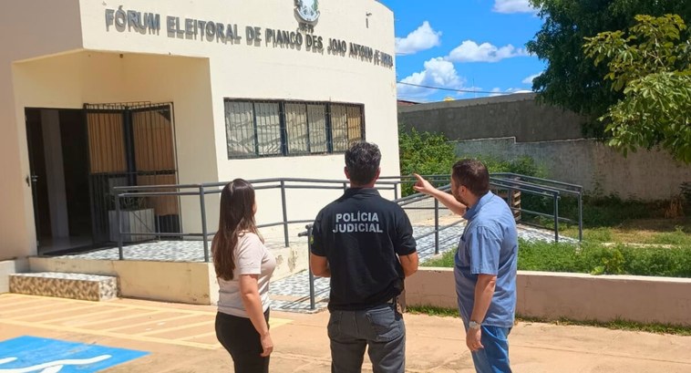 TRE-PB avança com o projeto “Zona Eleitoral Segura” #PraTodosVerem: Na fotografia aparece a fachada de um prédio, que tem um letreiro na parte super...