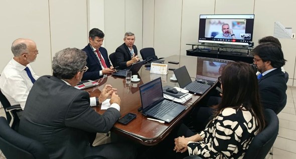 #PraTodosVerem: Na fotografia aparecem várias pessoas sentadas, dialogando em uma sala de reunião