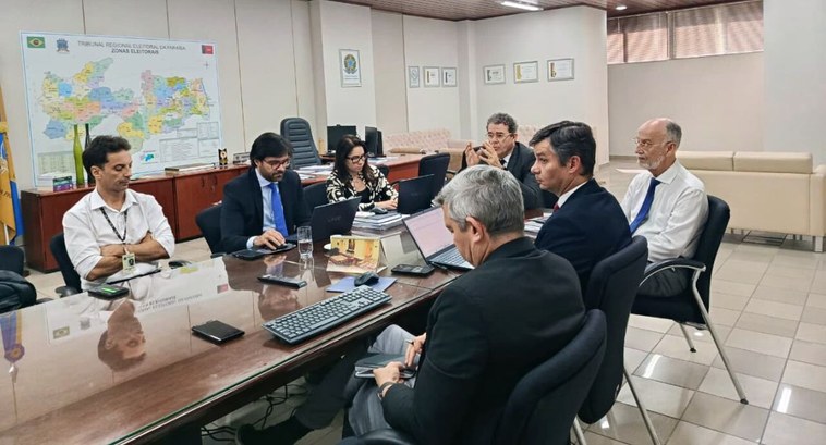 TRE-PB avança na construção de sistema de gestão orçamentária e financeira_capa #PraTodosVerem: Na fotografia aparecem várias pessoas sentadas, dialogando em uma sala de reunião