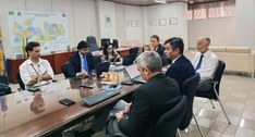 #PraTodosVerem: Na fotografia aparecem várias pessoas sentadas, dialogando em uma sala de reunião