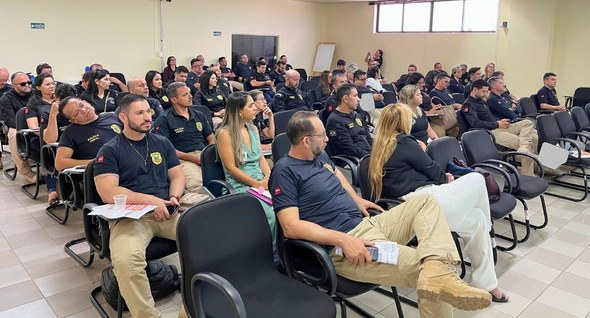 #PraTodosVerem: Na fotografia aparece um auditório com diversas fileiras de pessoas sentadas em ...