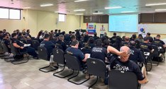 #PraTodosVerem: Na fotografia aparece um auditório repleto de pessoas sentadas em cadeiras preta...