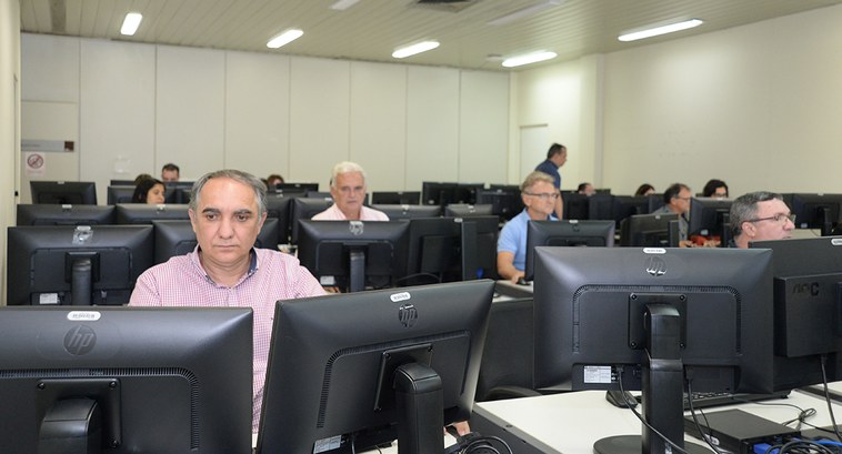 Servidores lotados em Cartórios Eleitorais da Paraíba, sentados a frente de computadores, partic...