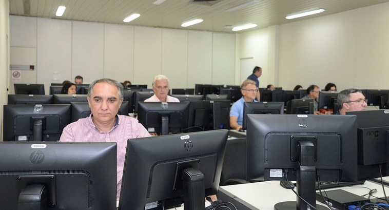 TRE-PB capacita segunda turma para operacionalização do Processo Judicial Eletrônico (Pje) Servidores lotados em Cartórios Eleitorais da Paraíba, sentados a frente de computadores, partic...