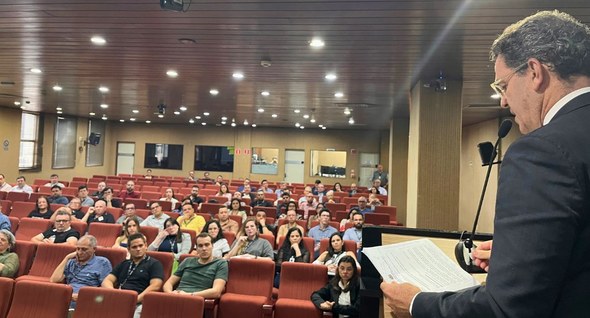 #PraTodosVerem: Na fotografia, aparece o presidente do TRE-PB no púlpito na sala de sessões pale...